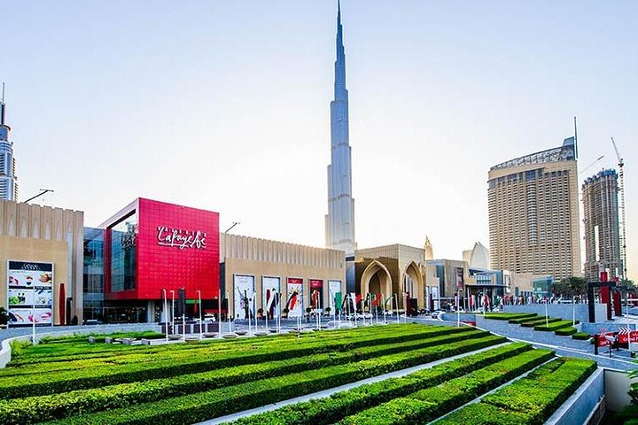 Experience the blend of tradition and modernity in Dubai from the iconic Burj Khalifa to charming historical sites showcasing the city’s rich past and dynamic present.